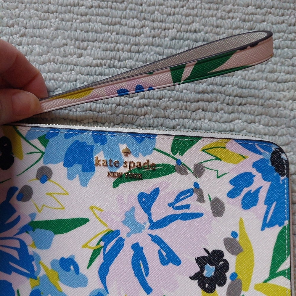 Kate Spade Lucy Wristlet & Floral Card Holder - Picture 4 of 16